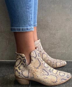 Django & Juliette Shoes Nitpick Yellow Snake Boots | DJ12